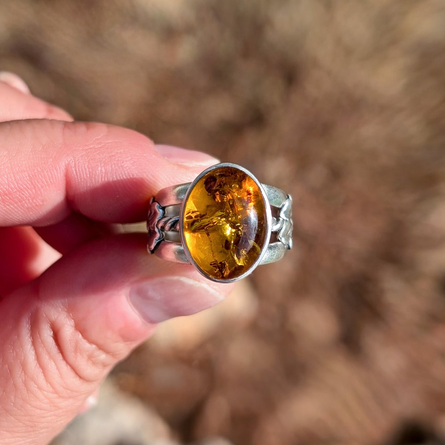 Anillo de plata con ámbar