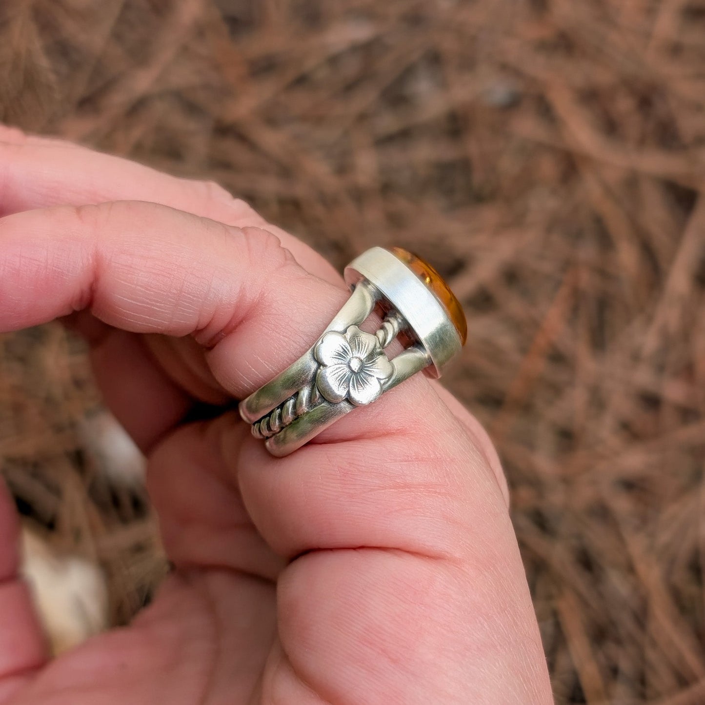 Anillo de plata con ámbar