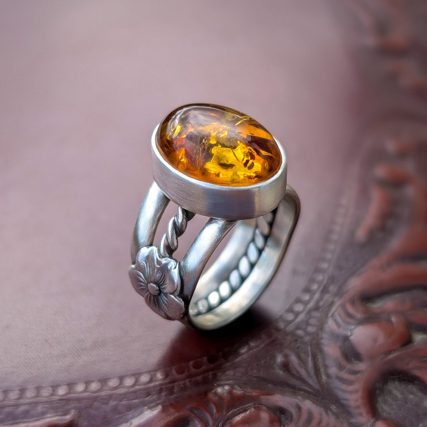 Anillo de plata con ámbar