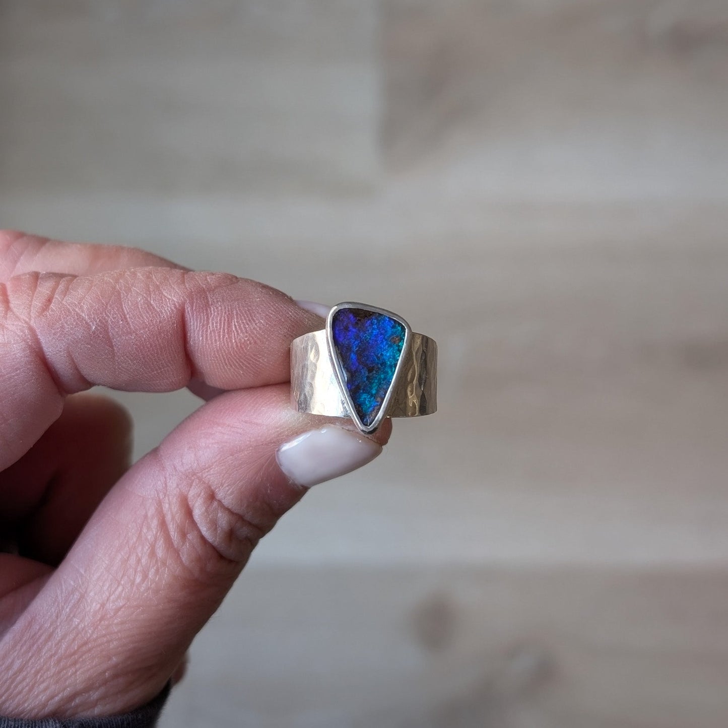 Anillo de plata con Ópalo Boulder Australiano