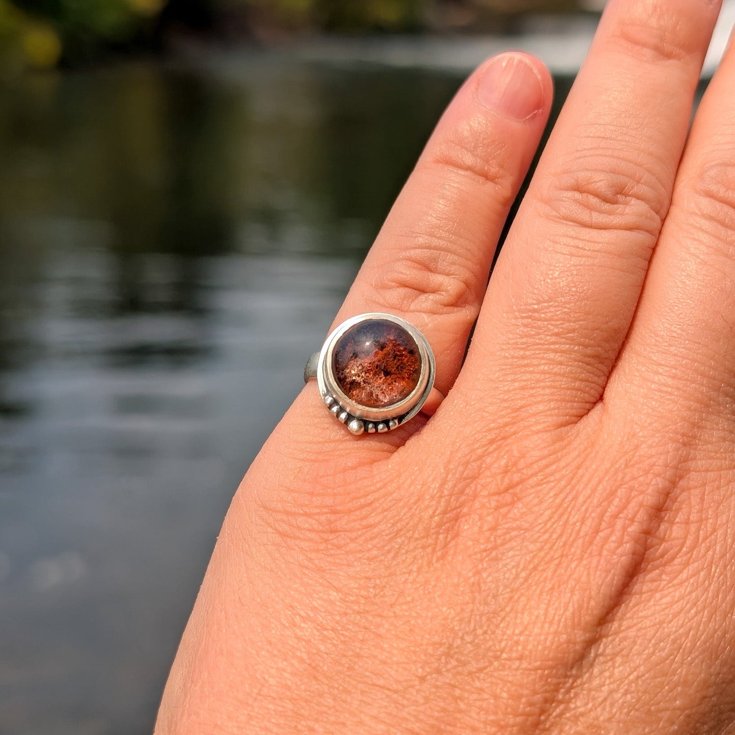Anillo de plata con Lodolita (cuarzo jardín)