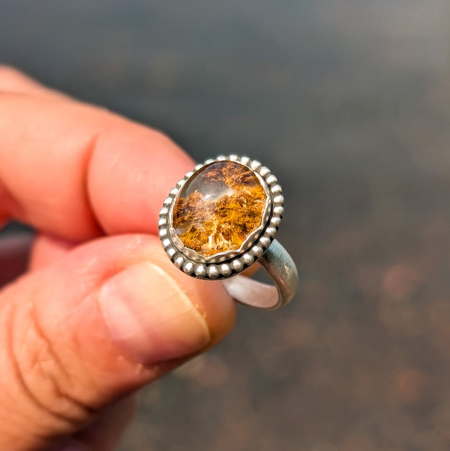 Anillo de plata con Lodolita (cuarzo jardín)