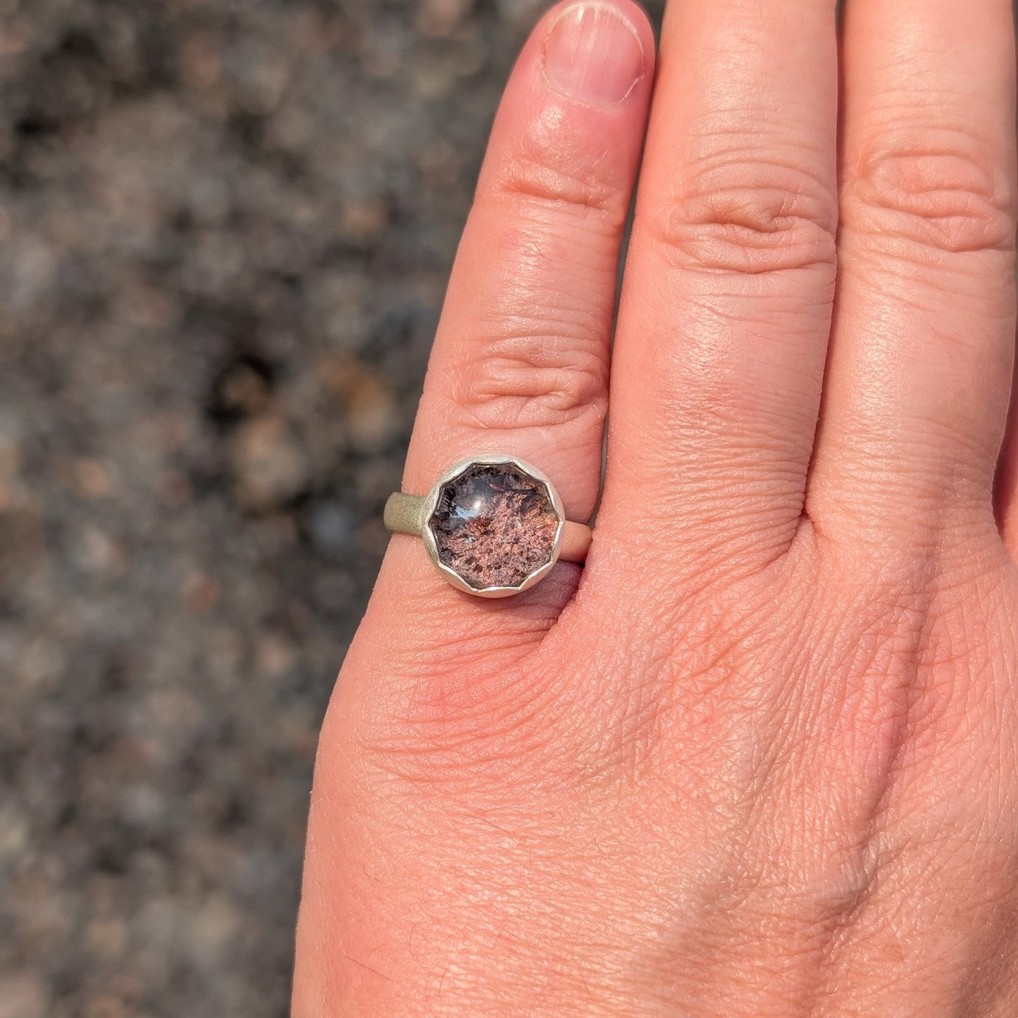 Anillo de plata con Lodolita (Cuarzo jardín)