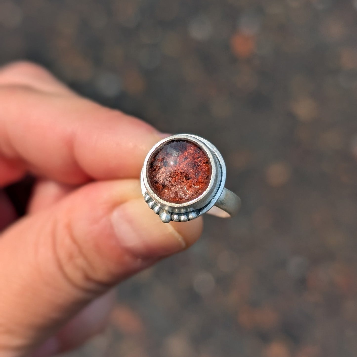 Anillo de plata con Lodolita (cuarzo jardín)