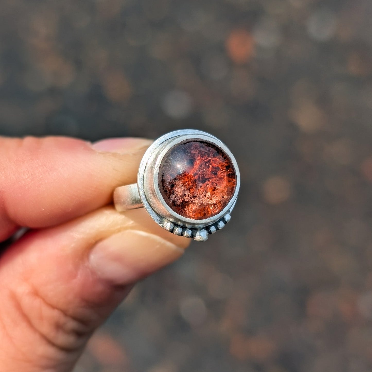 Anillo de plata con Lodolita (cuarzo jardín)