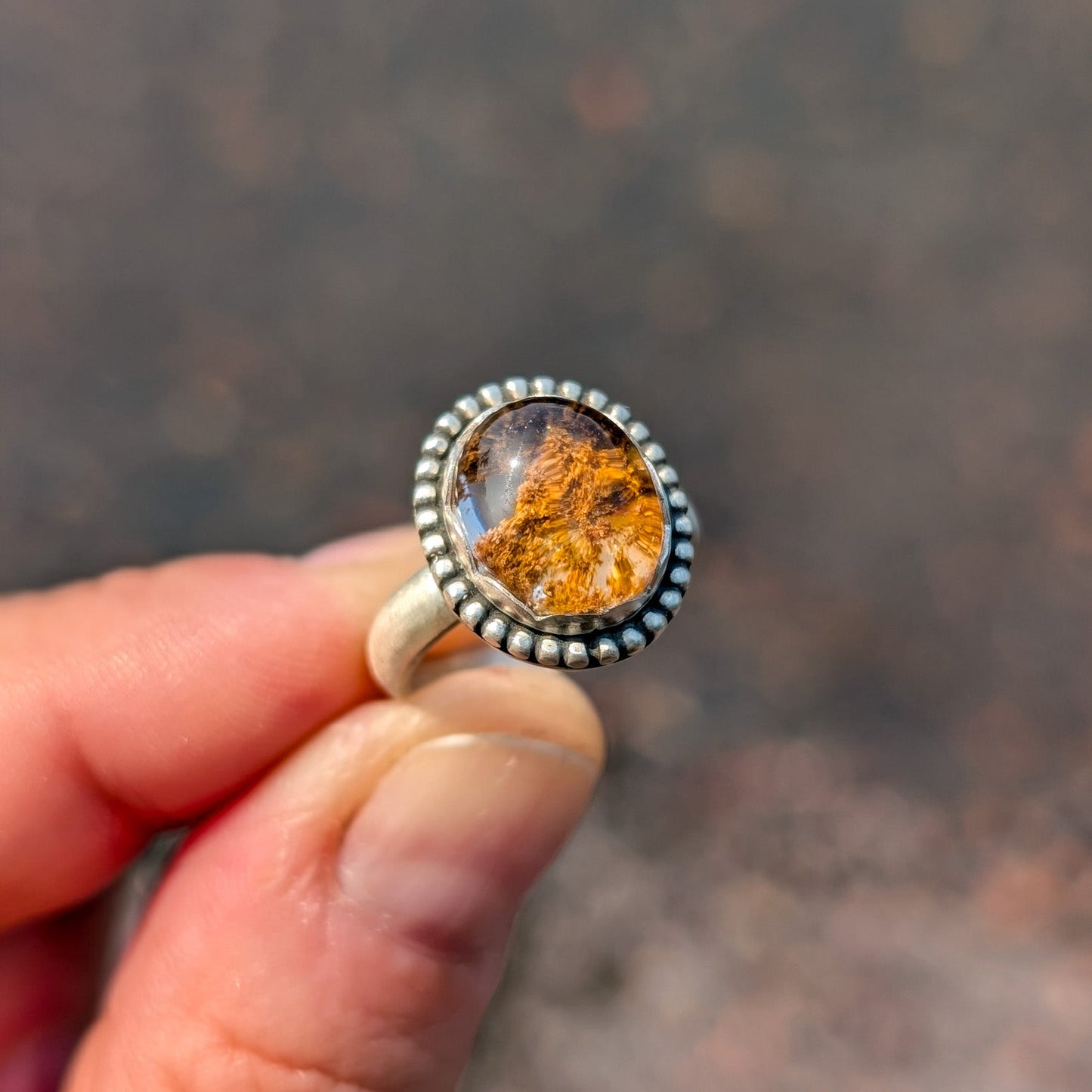 Anillo de plata con Lodolita (cuarzo jardín)
