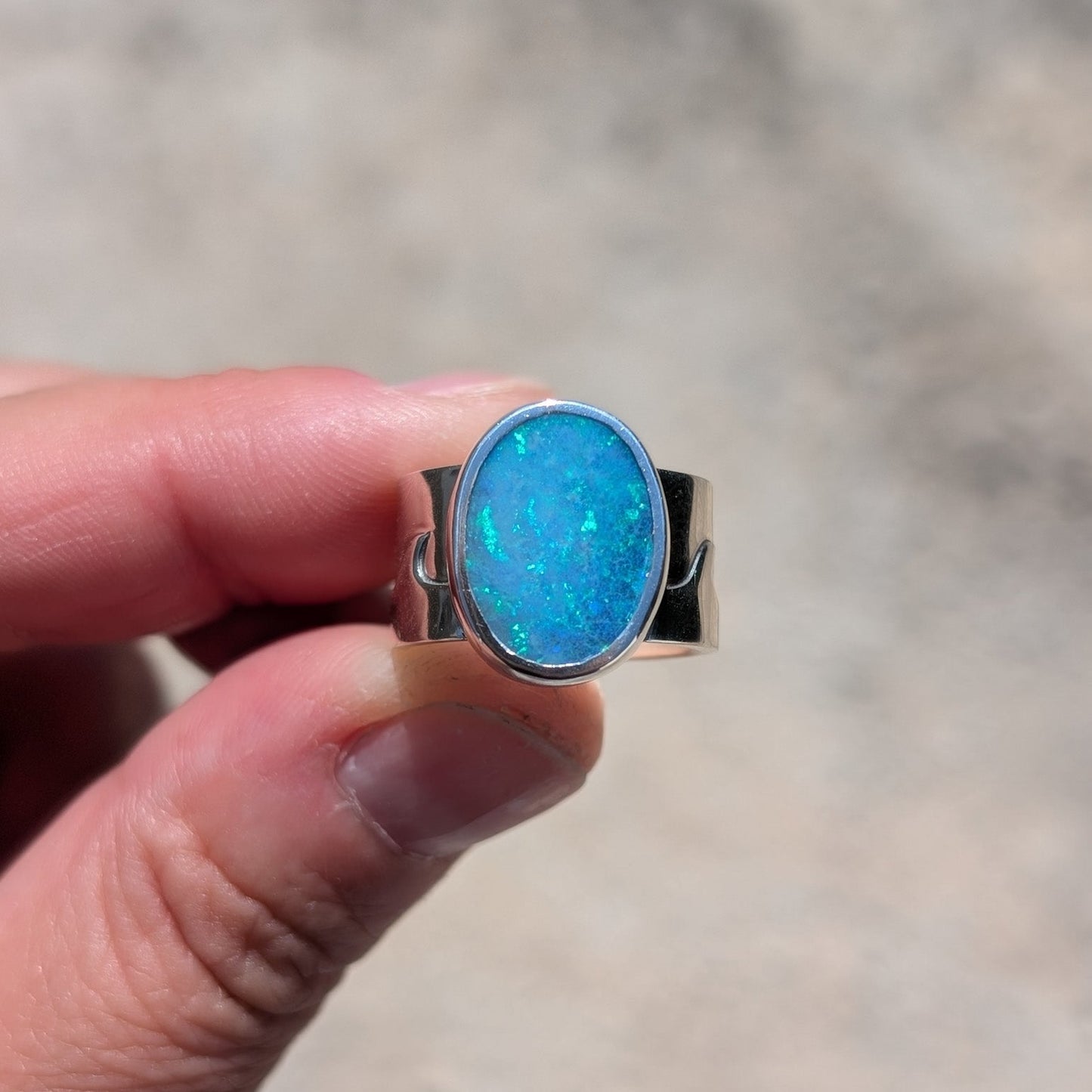 Anillo con ópalo australiano