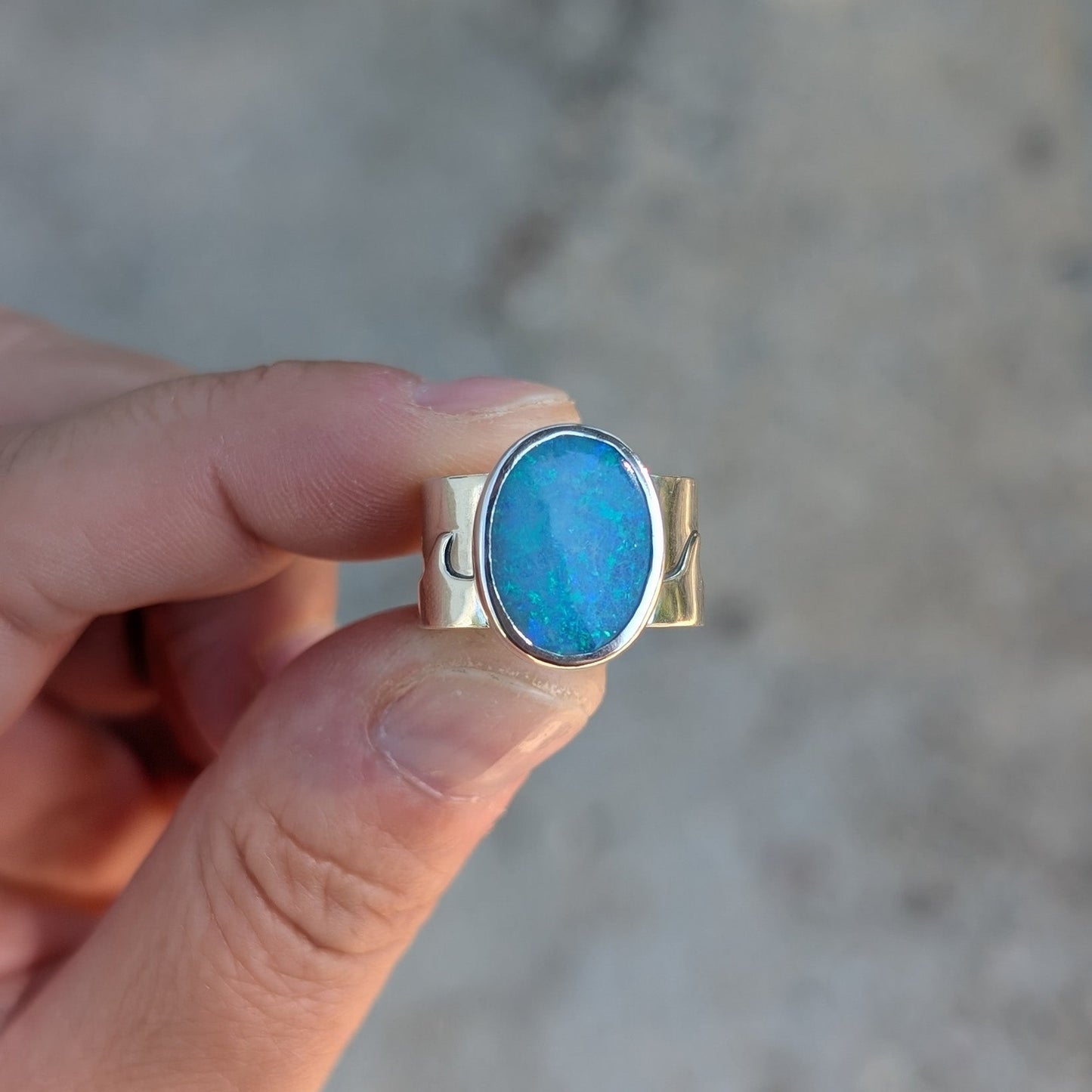 Anillo con ópalo australiano