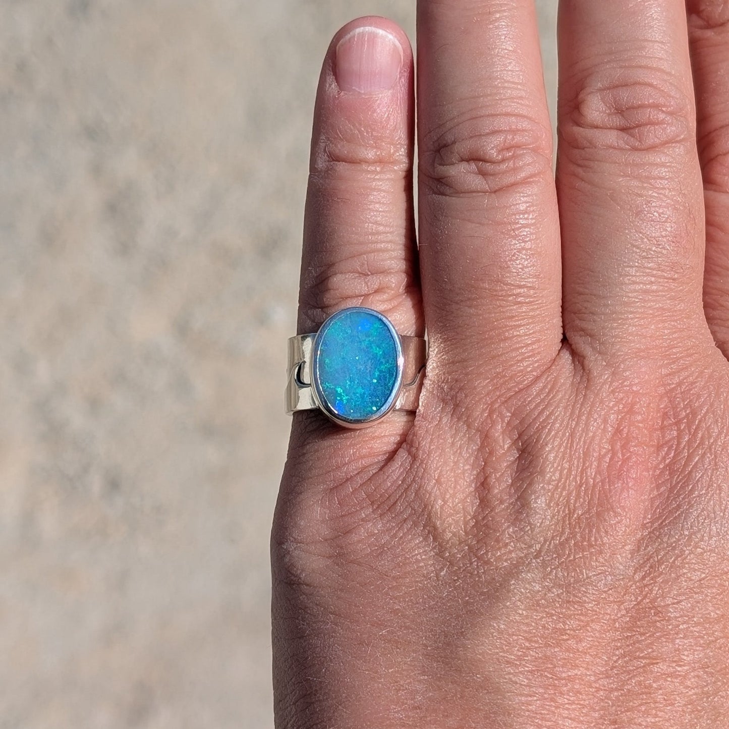 Anillo con ópalo australiano