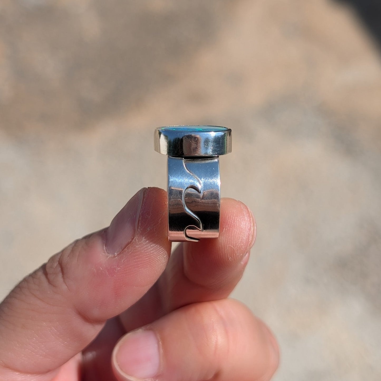 Anillo con ópalo australiano