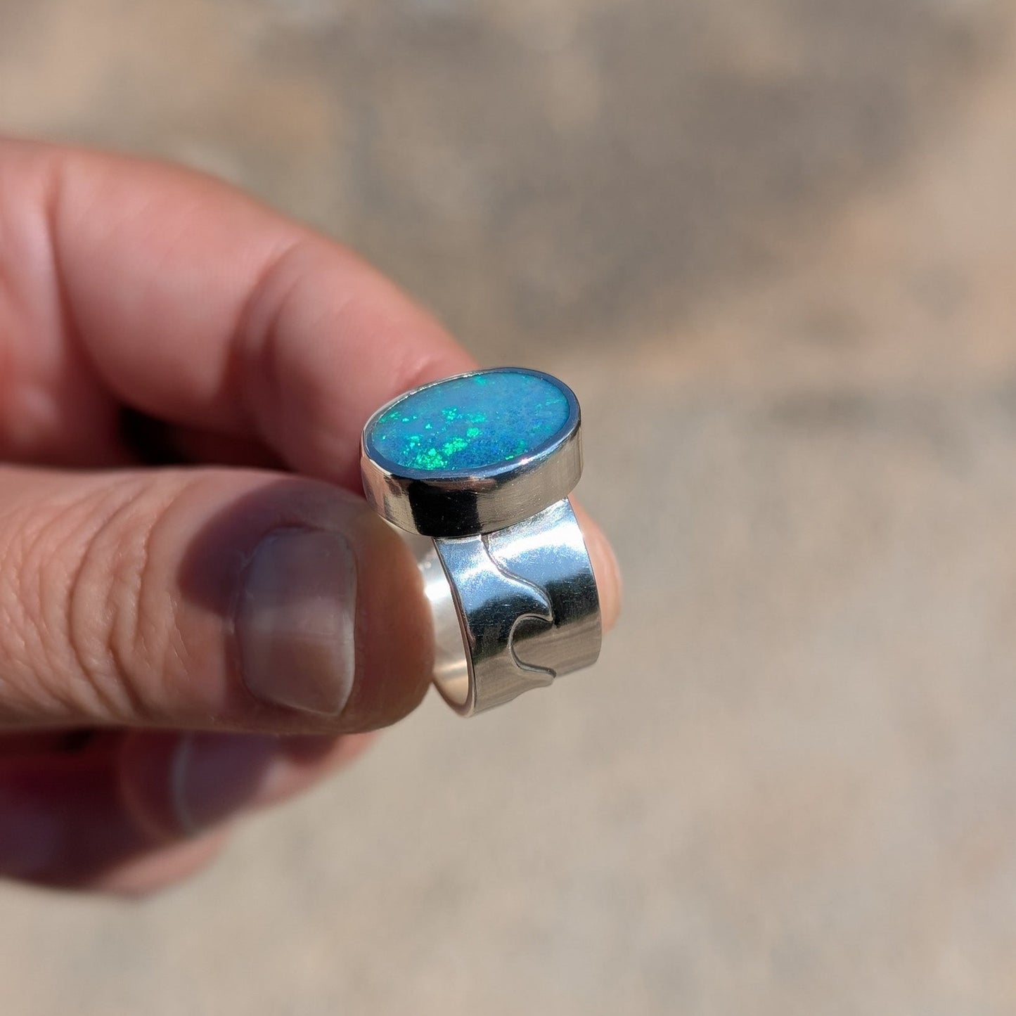 Anillo con ópalo australiano