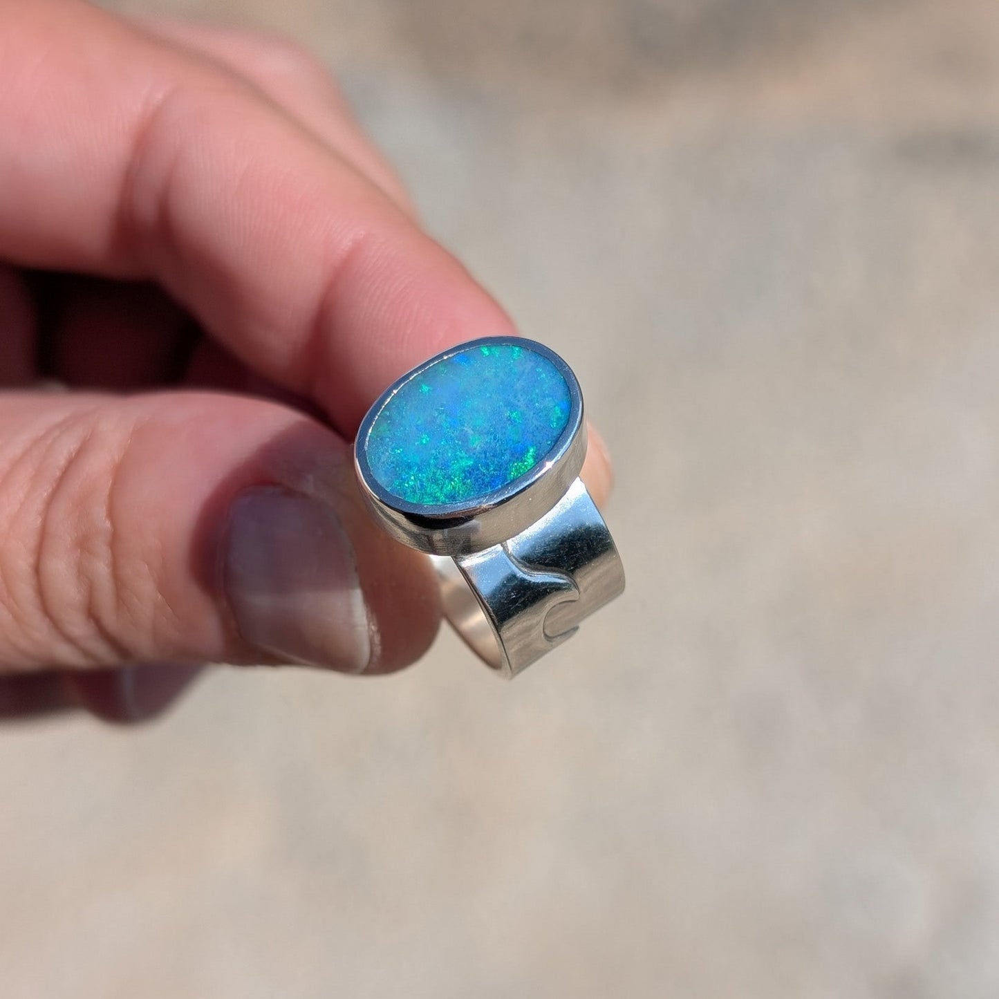 Anillo con ópalo australiano