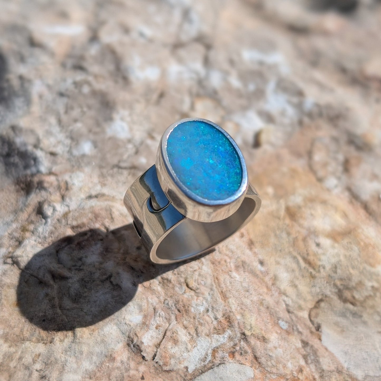 Anillo con ópalo australiano