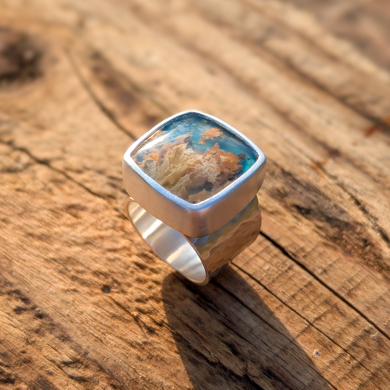 Anillo de plata con ágata pluma