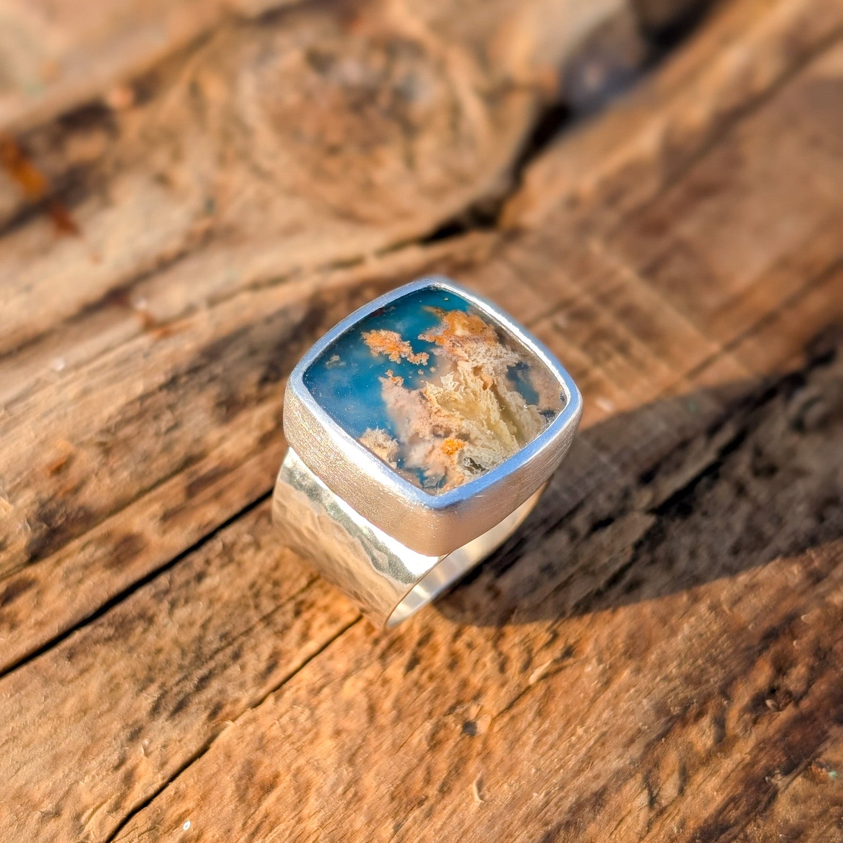 Anillo de plata con ágata pluma