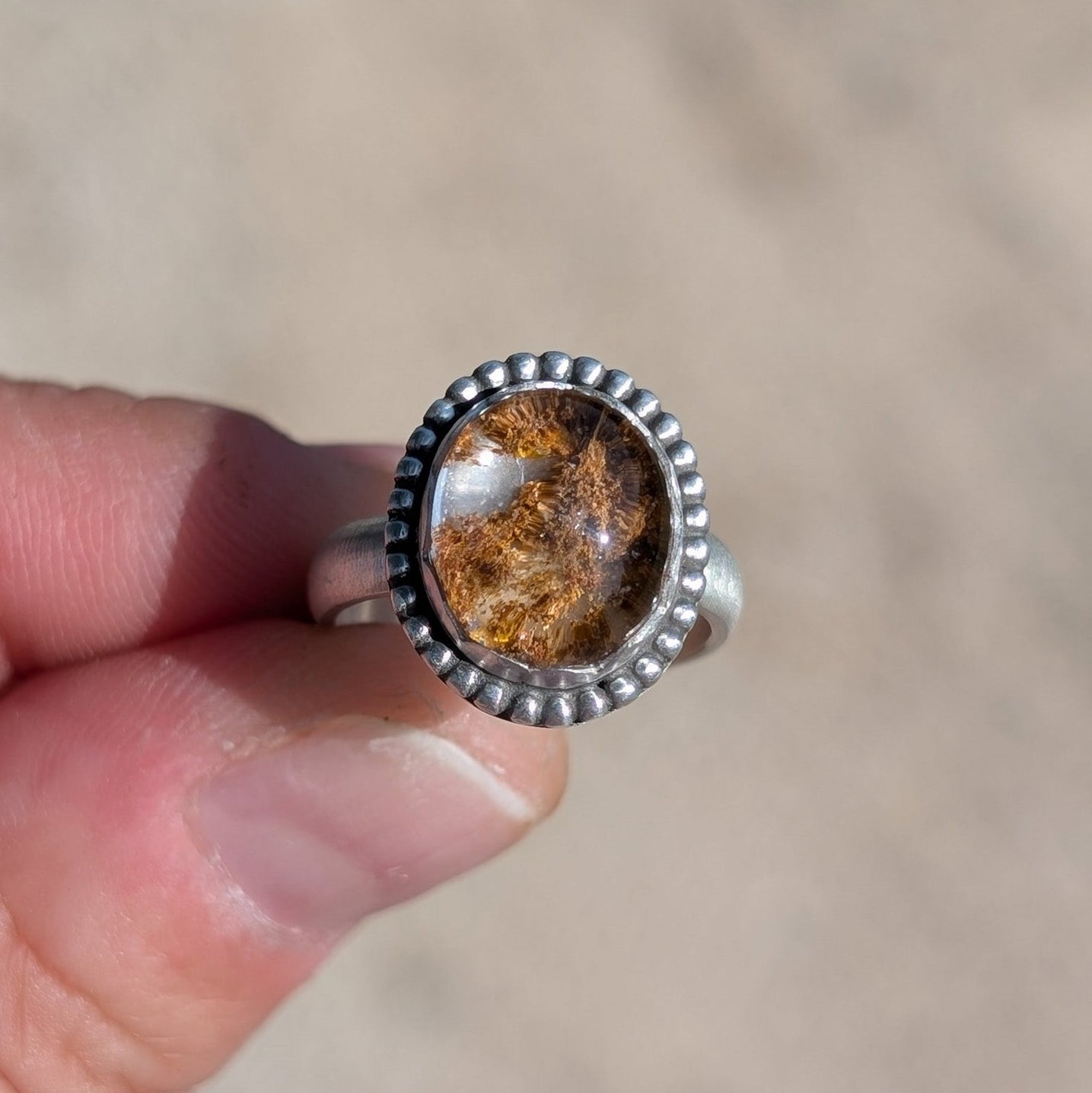 Anillo de plata con Lodolita (cuarzo jardín)