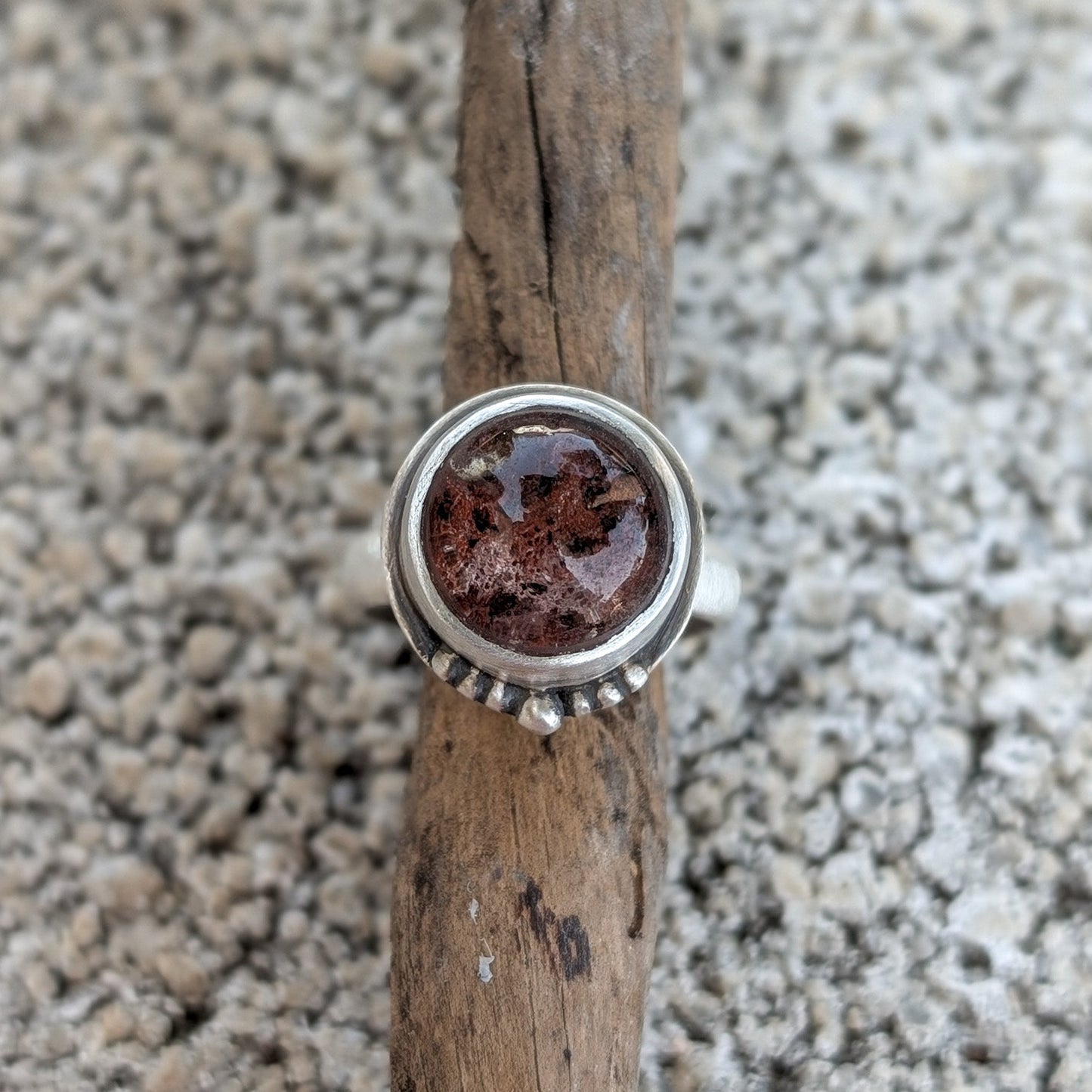 Anillo de plata con Lodolita (cuarzo jardín)
