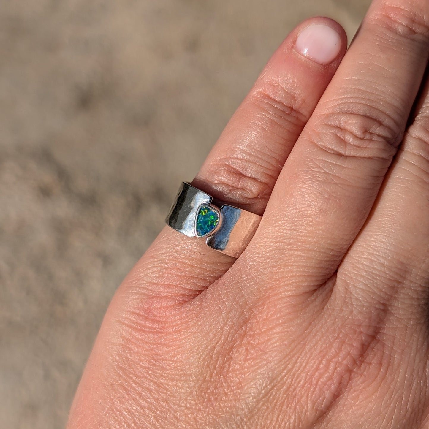 Anillo de plata con doblete de opalo australiano
