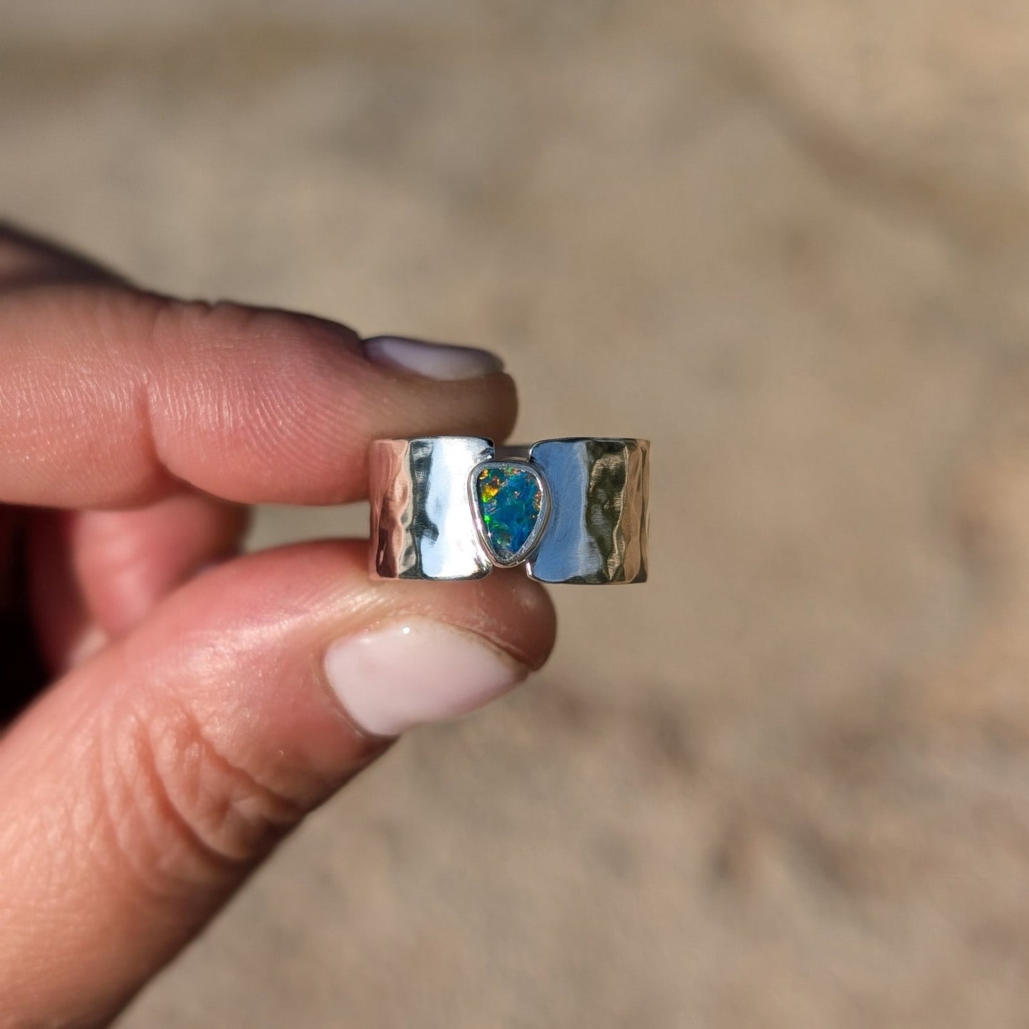 Anillo de plata con doblete de opalo australiano