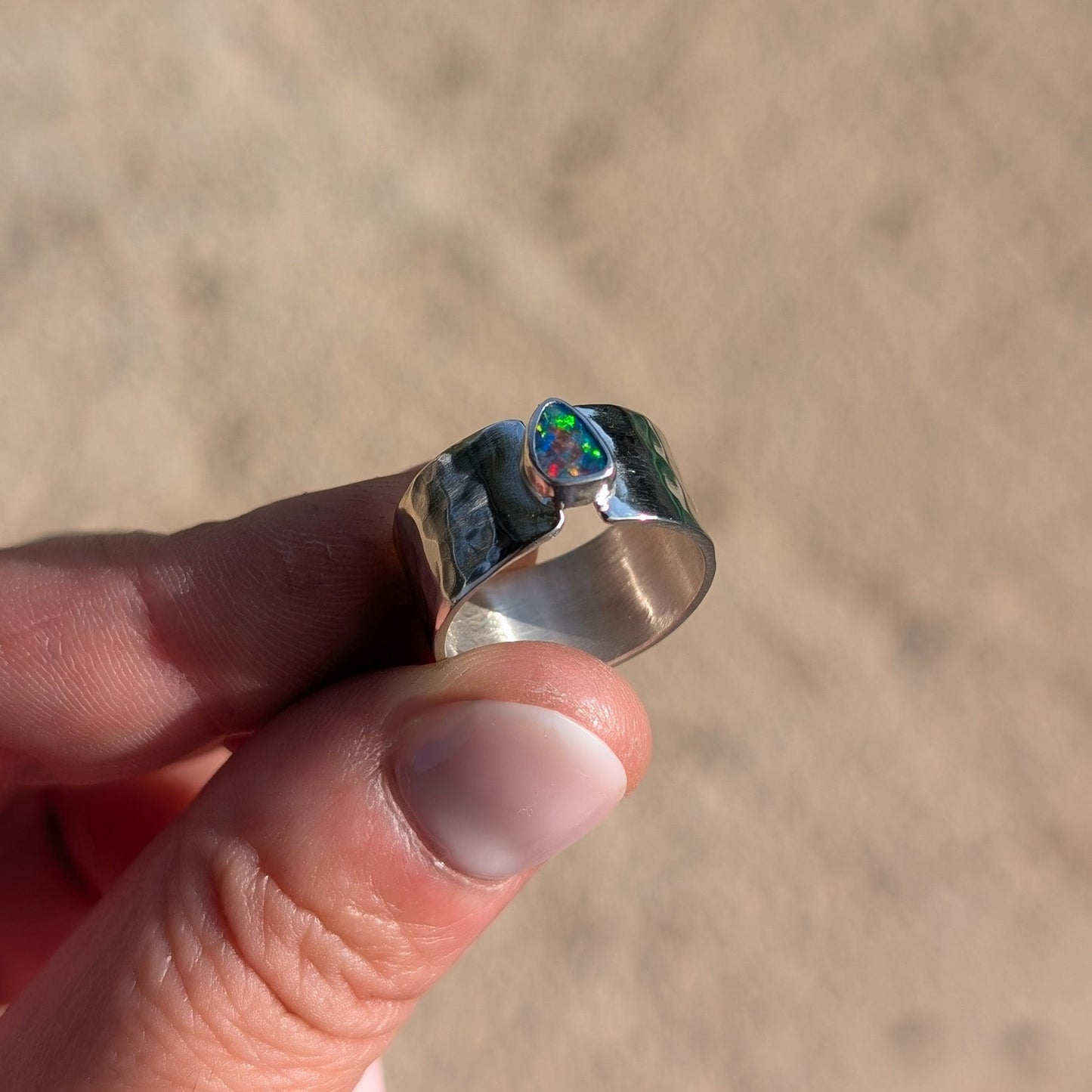 Anillo de plata con doblete de opalo australiano