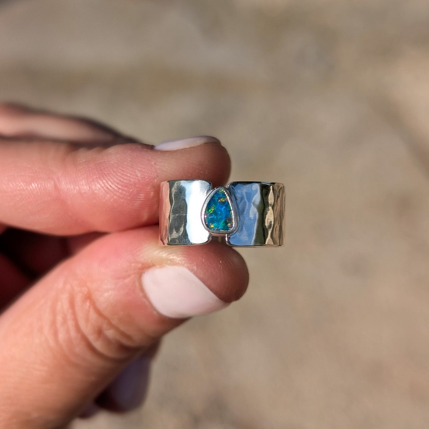 Anillo de plata con doblete de opalo australiano