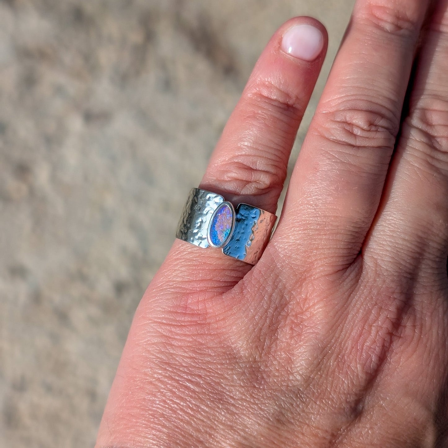 Anillo de plata con opalo asutraliano de tubo (Pipe opal)