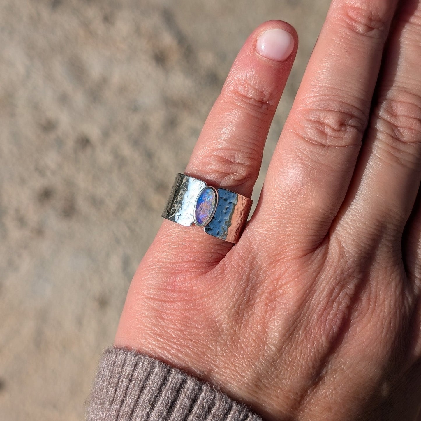 Anillo de plata con opalo asutraliano de tubo (Pipe opal)