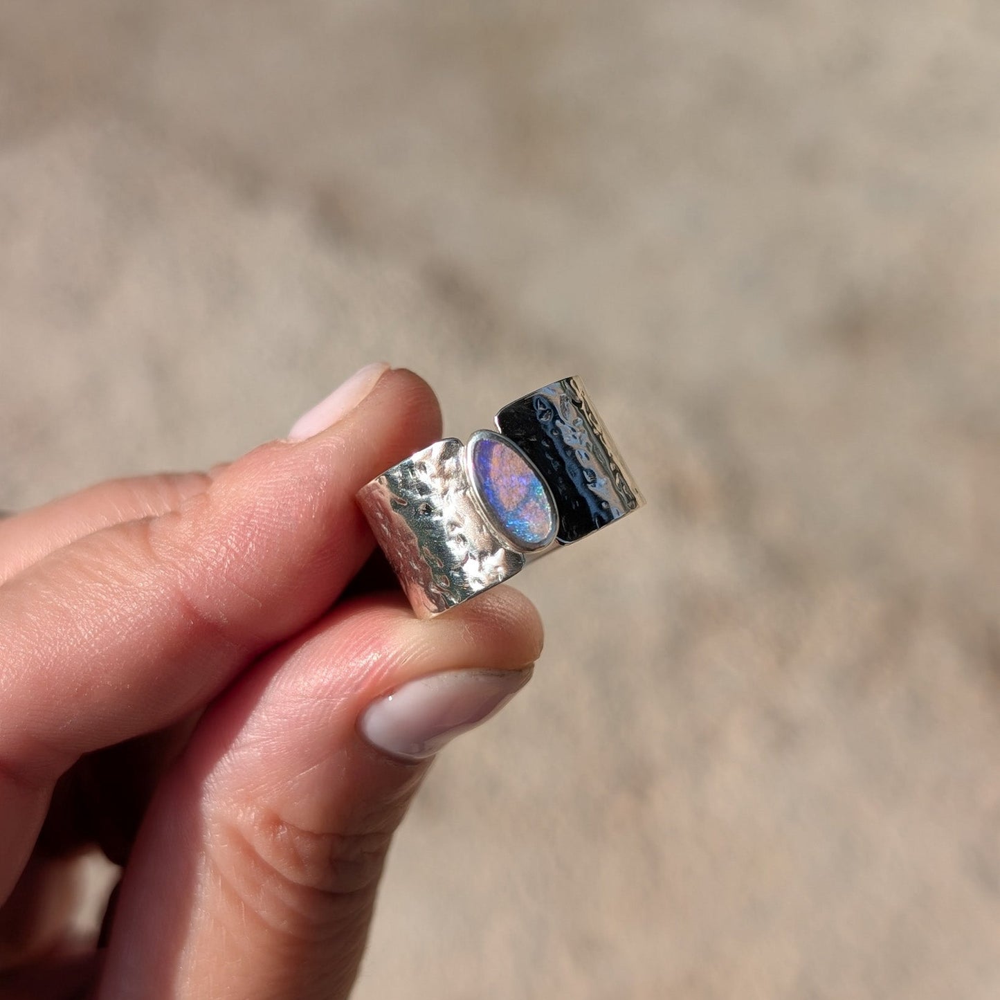Anillo de plata con opalo asutraliano de tubo (Pipe opal)