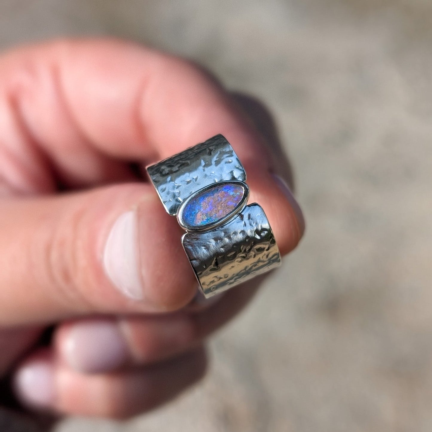 Anillo de plata con opalo asutraliano de tubo (Pipe opal)