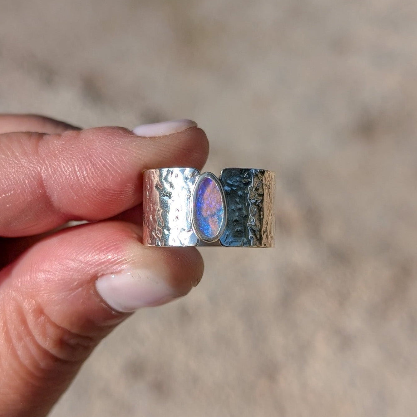 Anillo de plata con opalo asutraliano de tubo (Pipe opal)