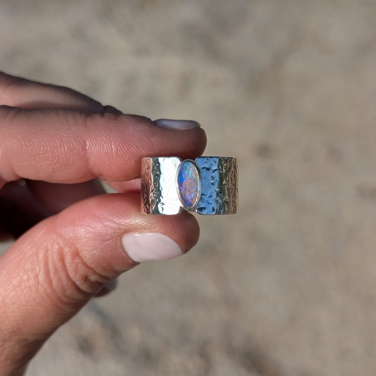 Anillo de plata con opalo asutraliano de tubo (Pipe opal)