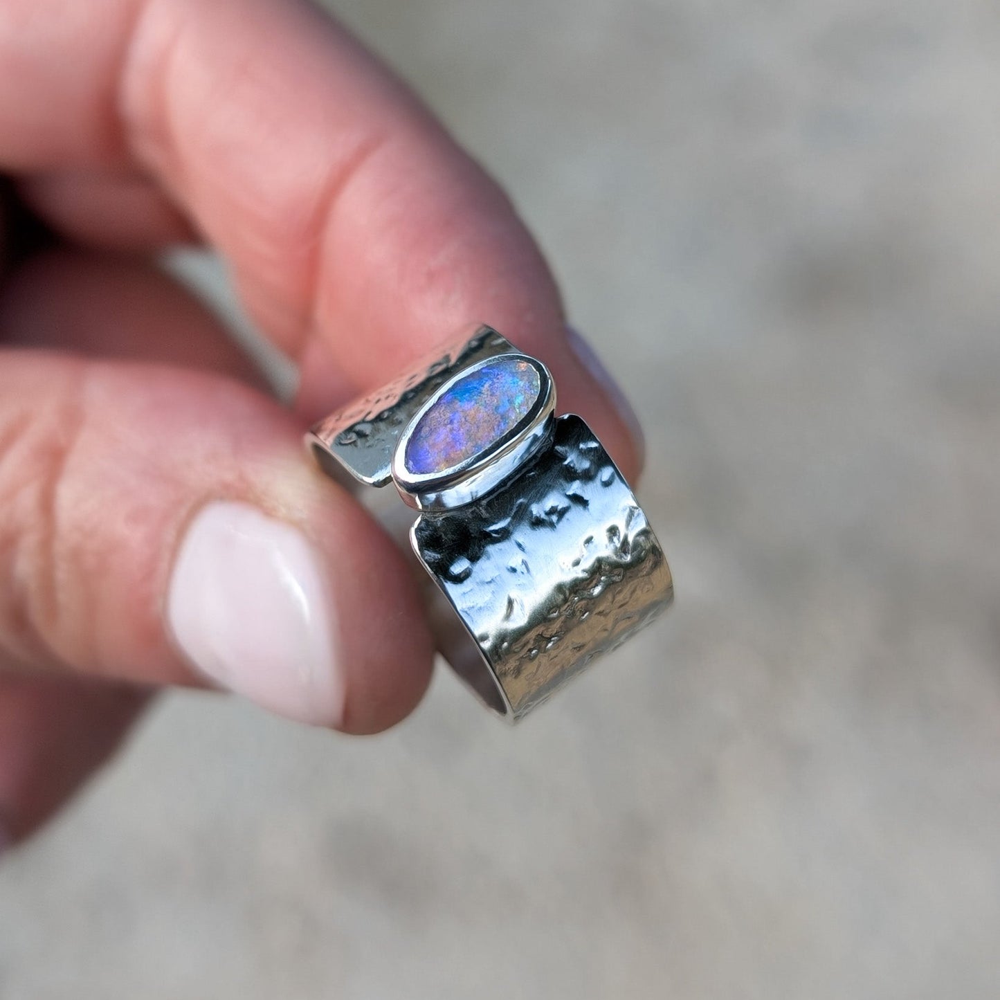 Anillo de plata con opalo asutraliano de tubo (Pipe opal)