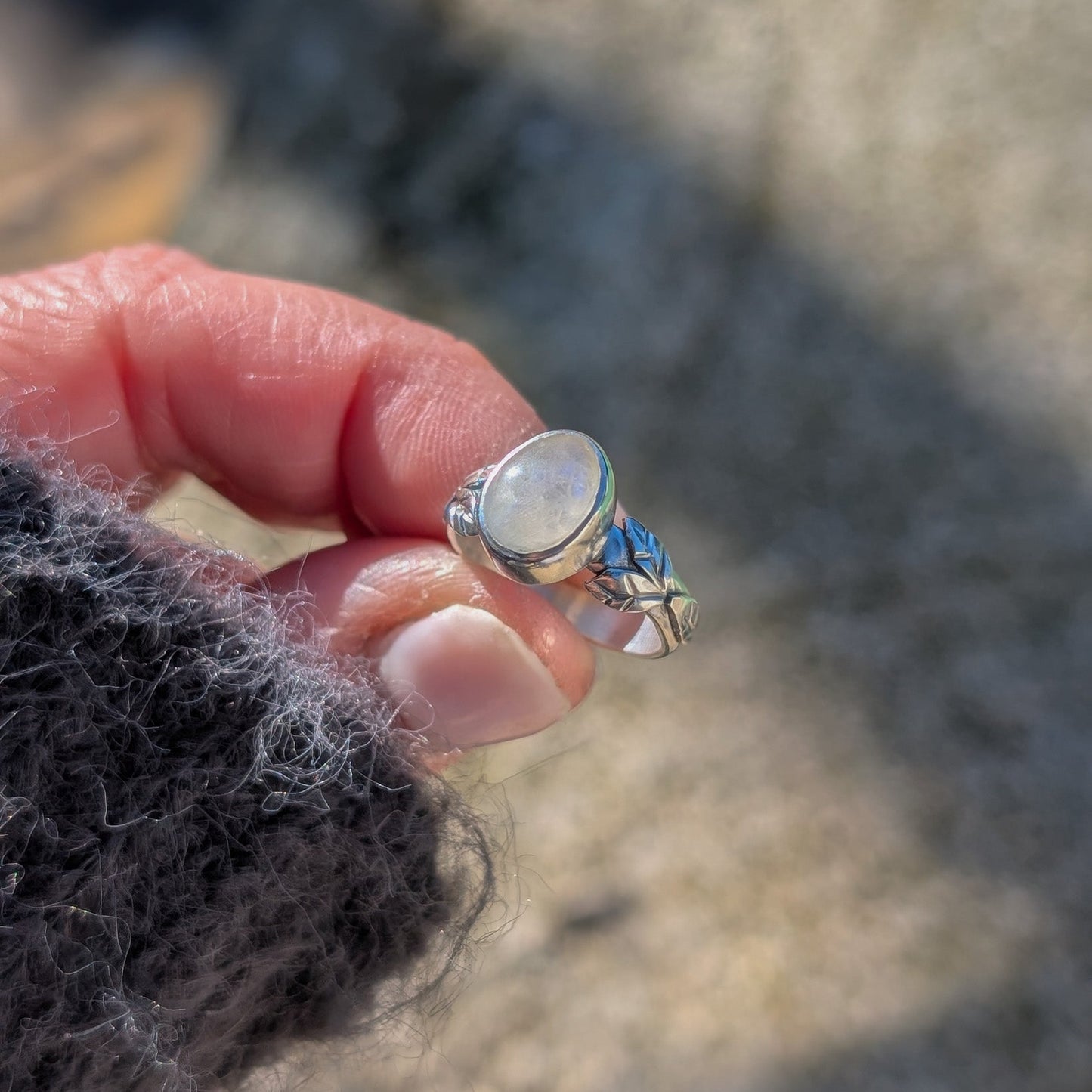 Anillo de plata con hojas y Piedra Luna