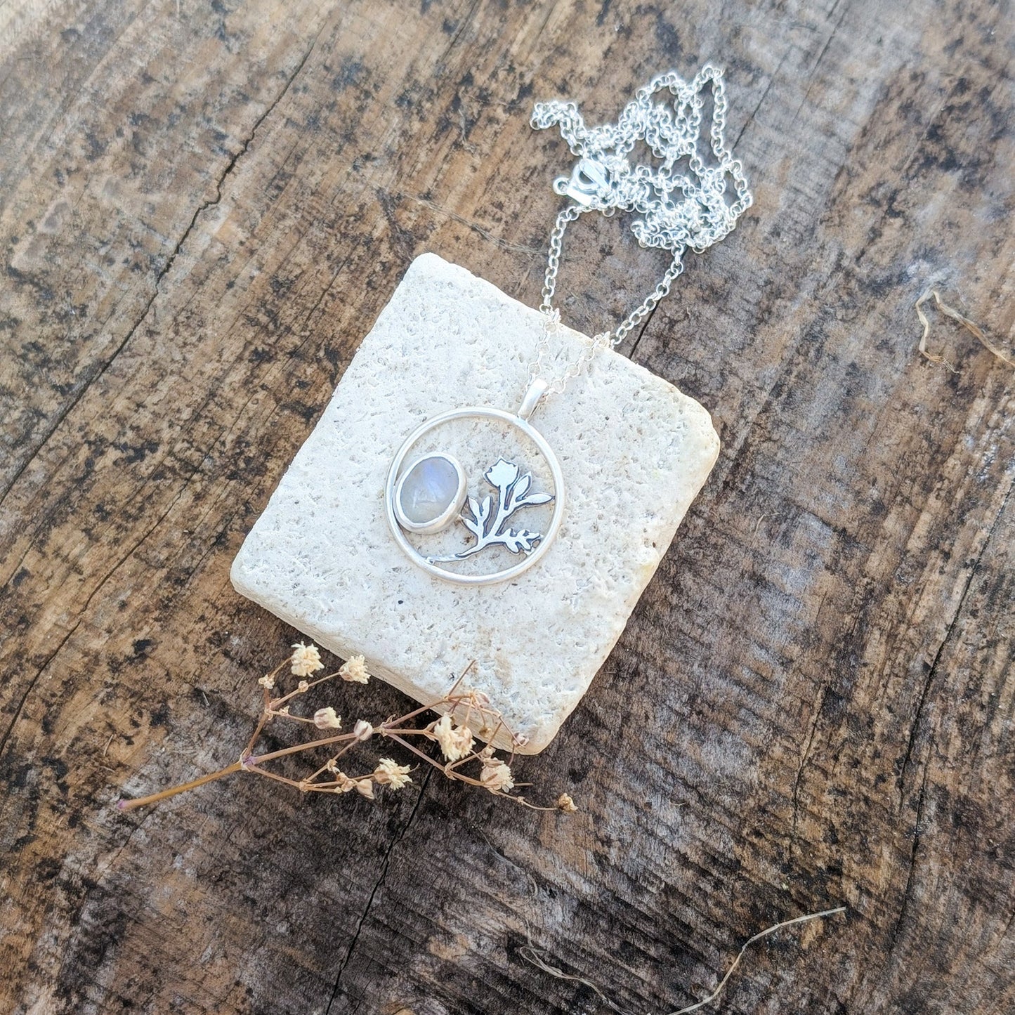Colgante de plata con Piedra Luna y flores