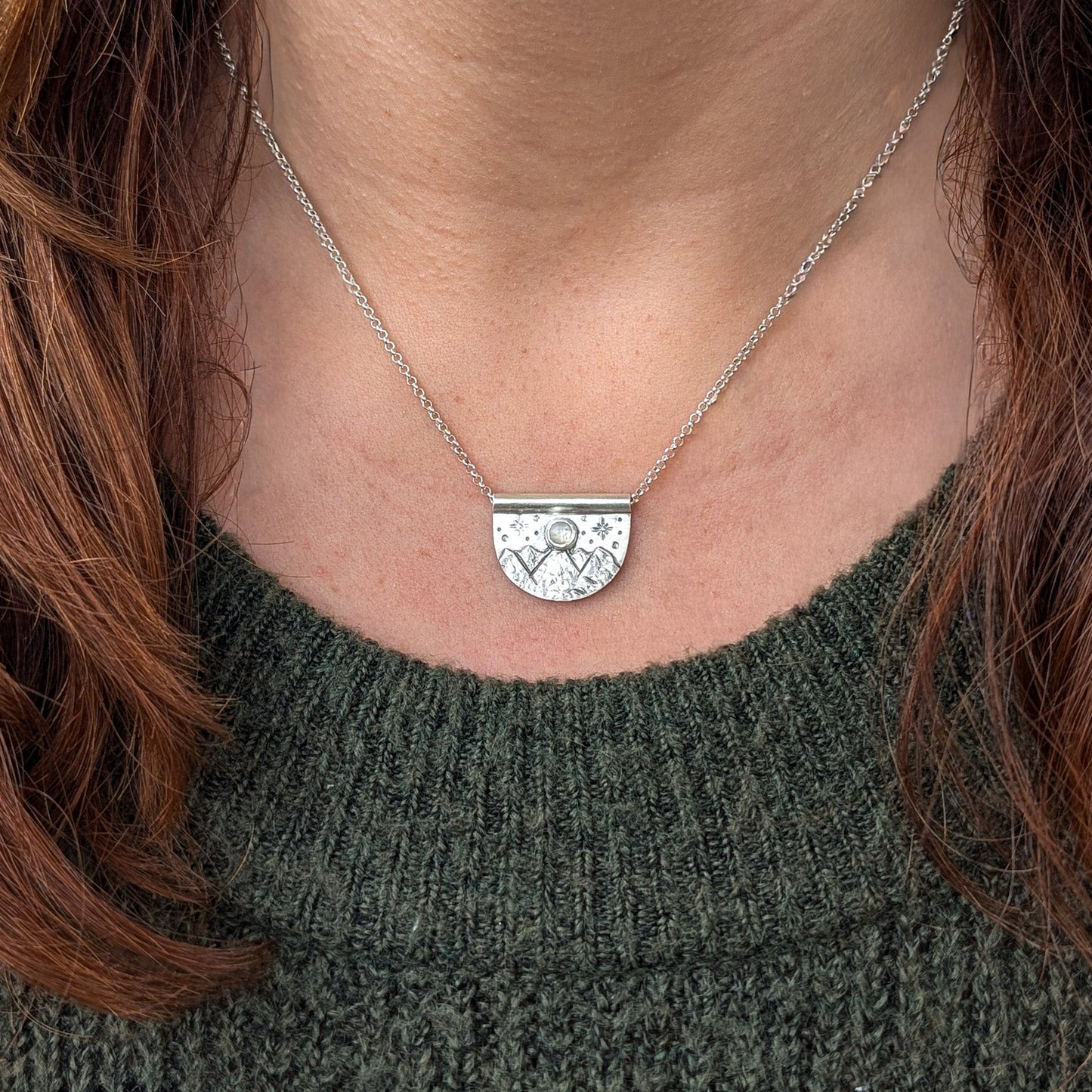 Colgante de plata con montañas y piedra luna