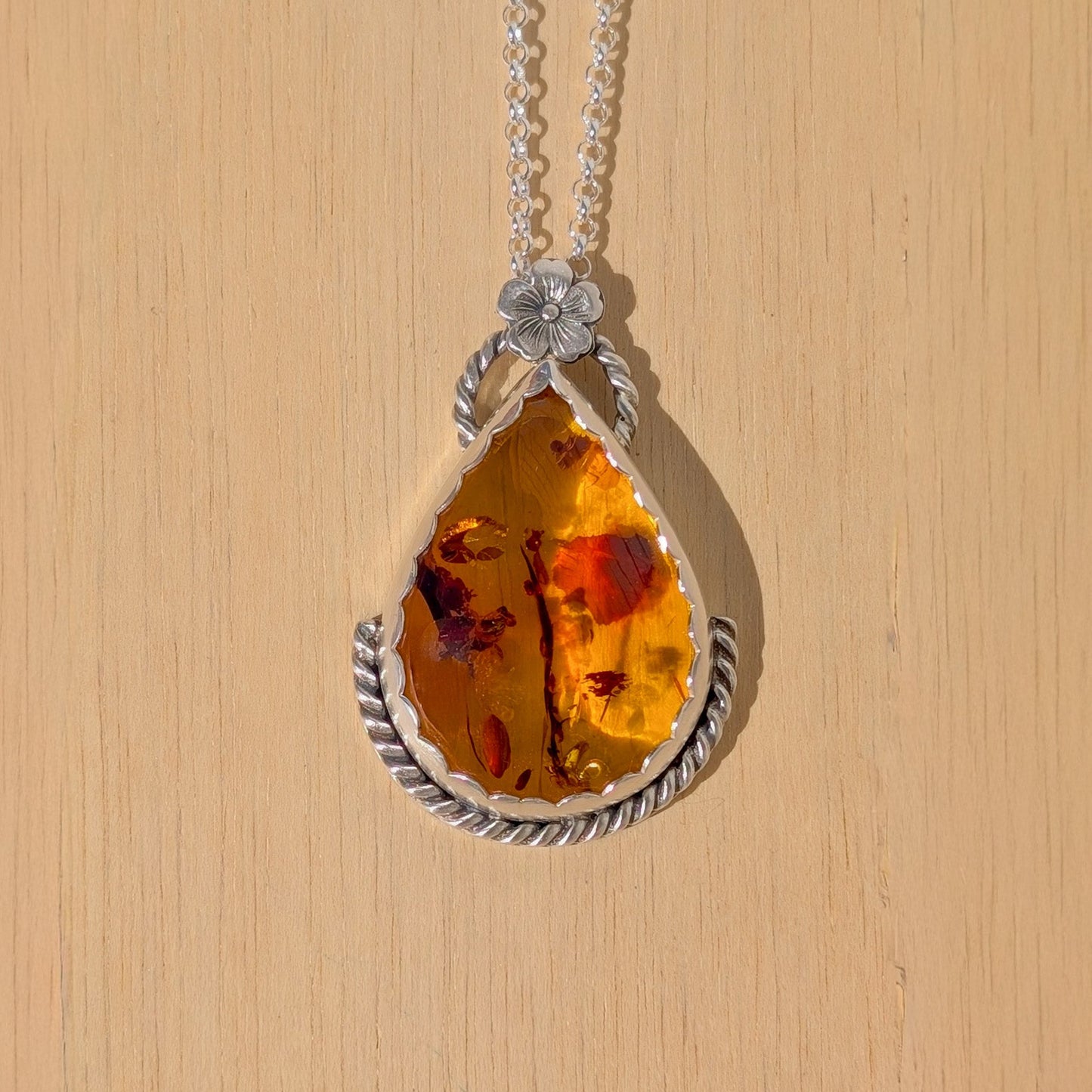 Colgante de plata artesanal con ámbar báltico