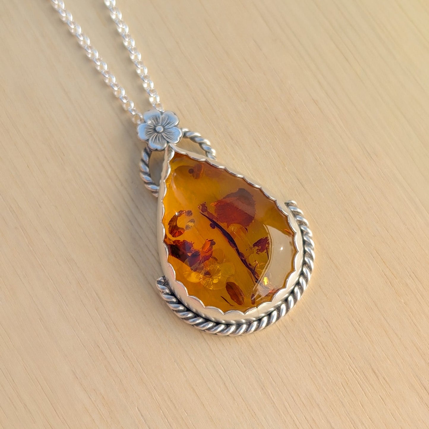 Colgante de plata artesanal con ámbar báltico