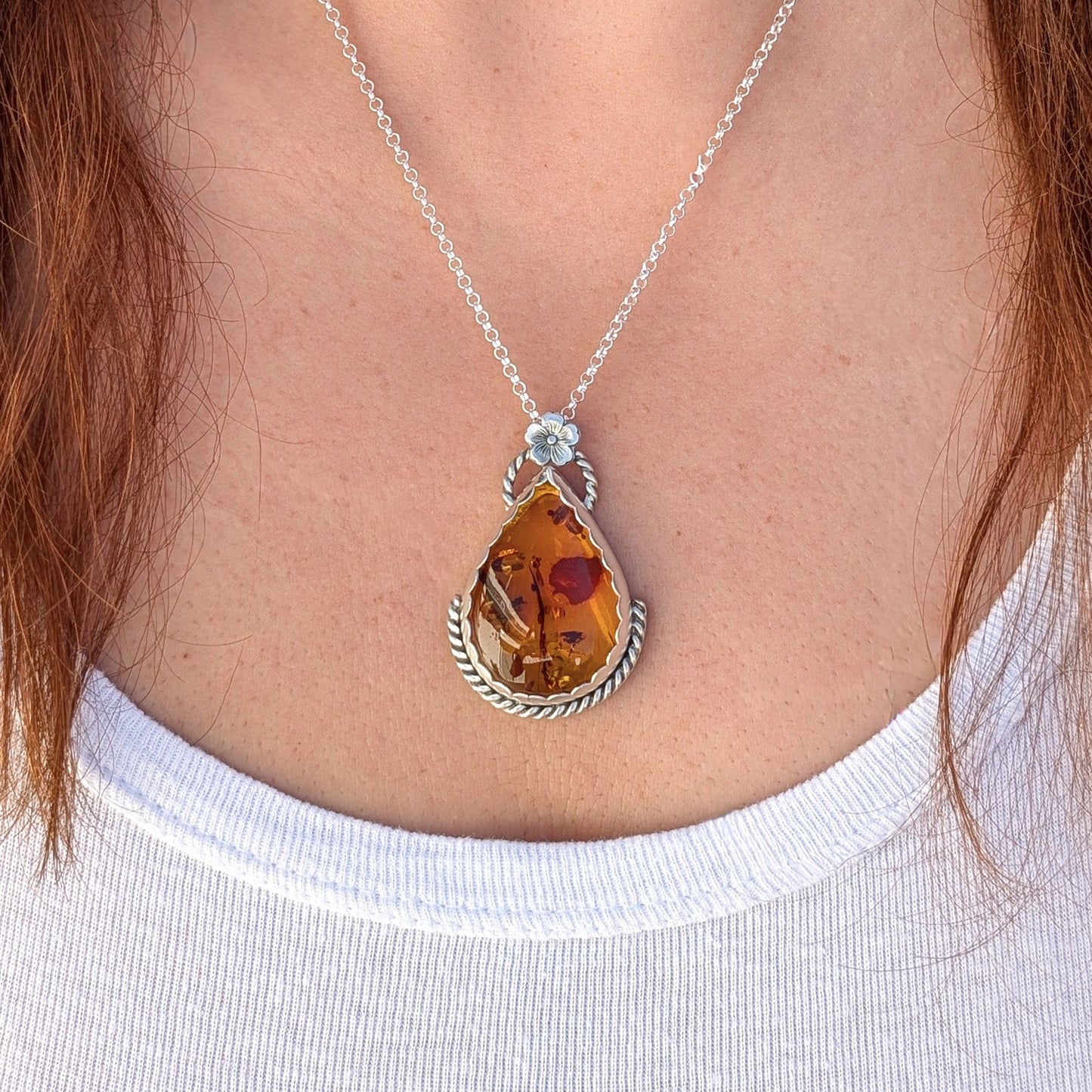Colgante de plata artesanal con ámbar báltico