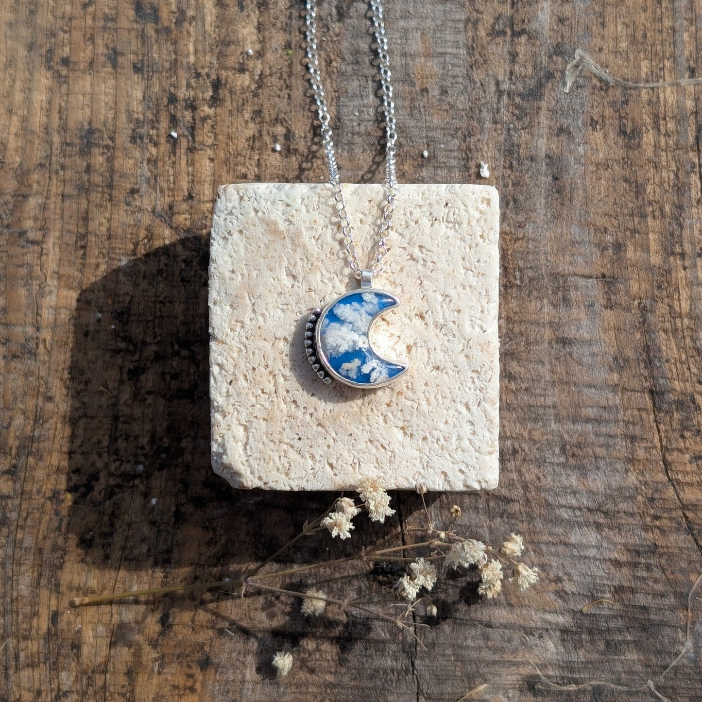 Colgante de plata CIELO en forma de luna con Ágata Pluma