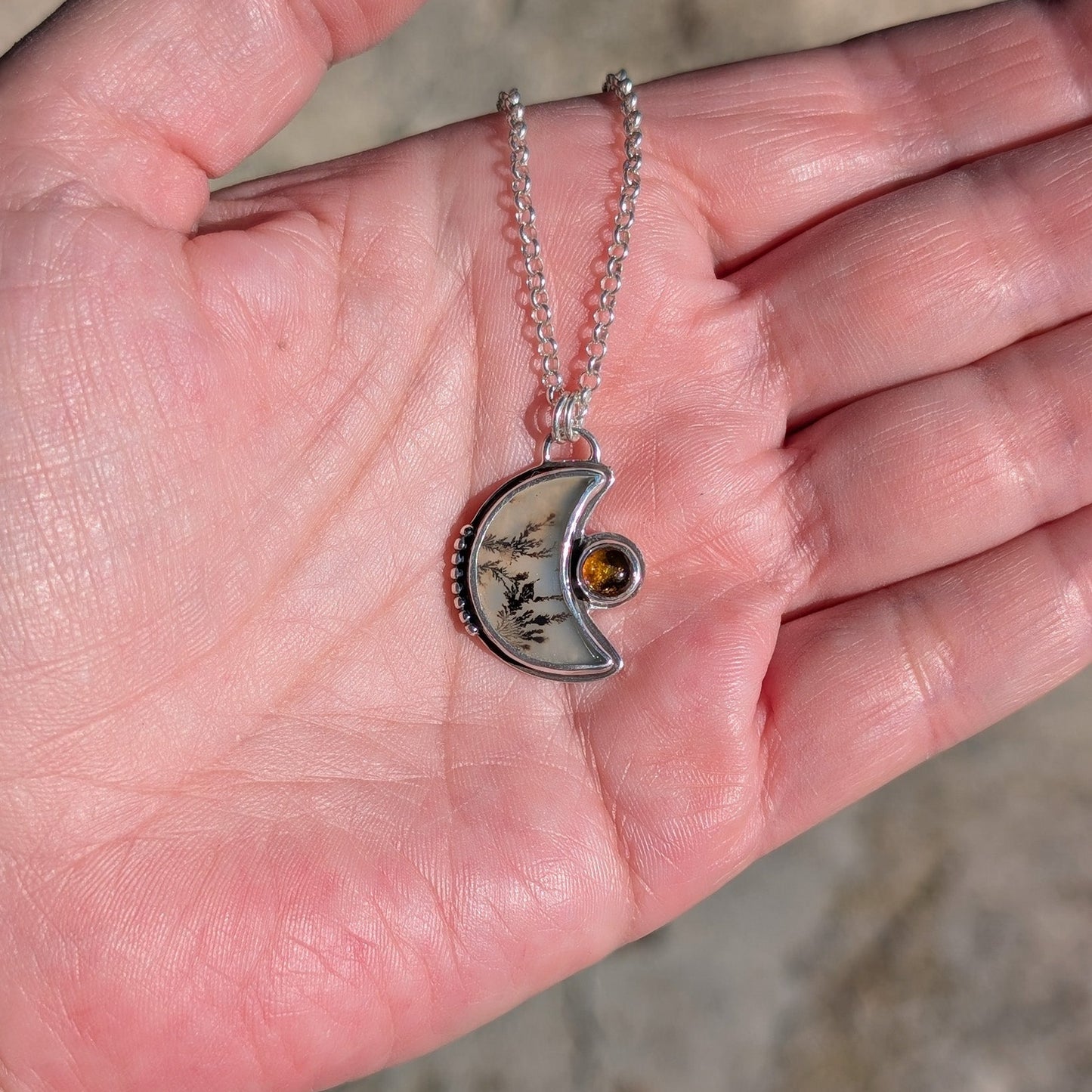 Colgante de plata con ágata dendrítica en forma de luna