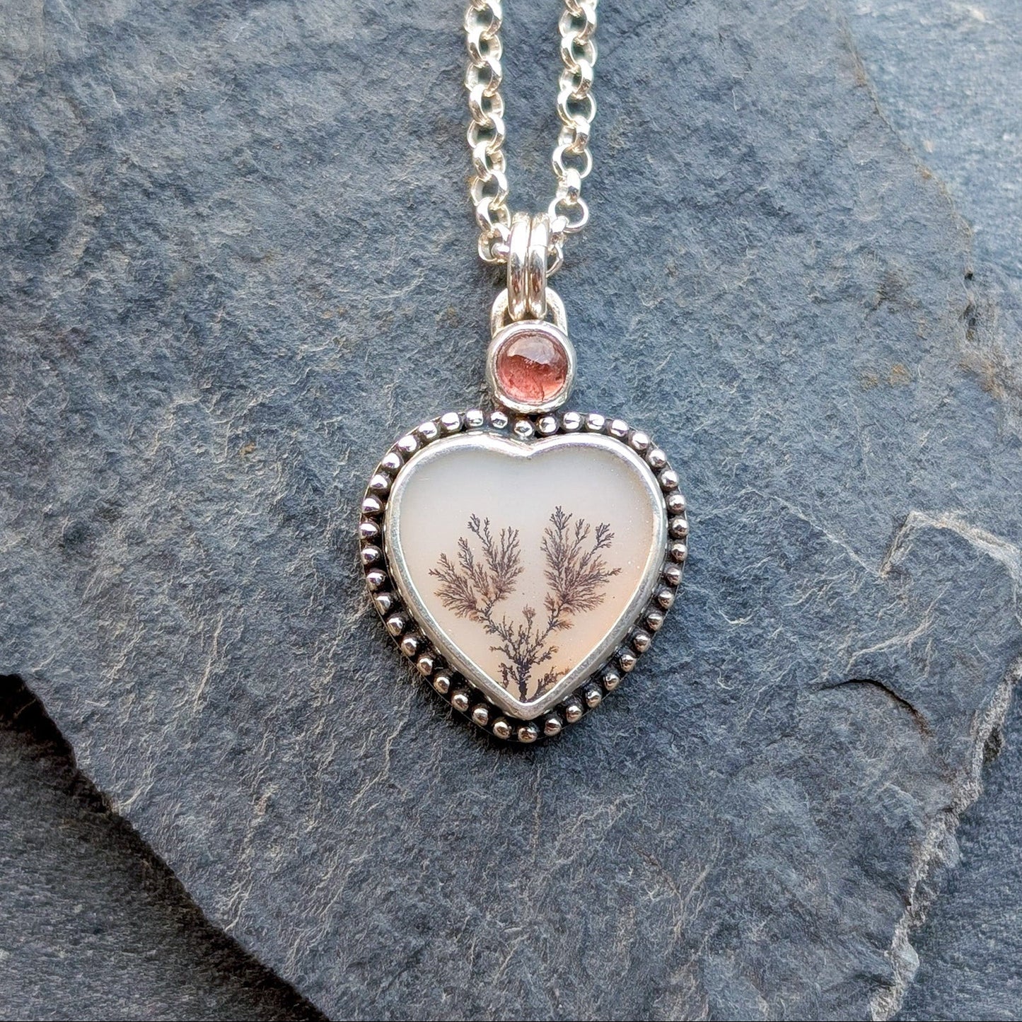Colgante de plata y agata dendritica en forma de corazón