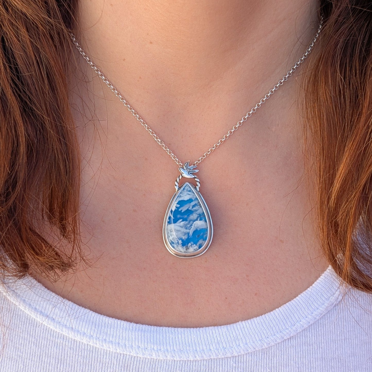 Colgante de plata con doblete de ágata pluma azul y golondrina