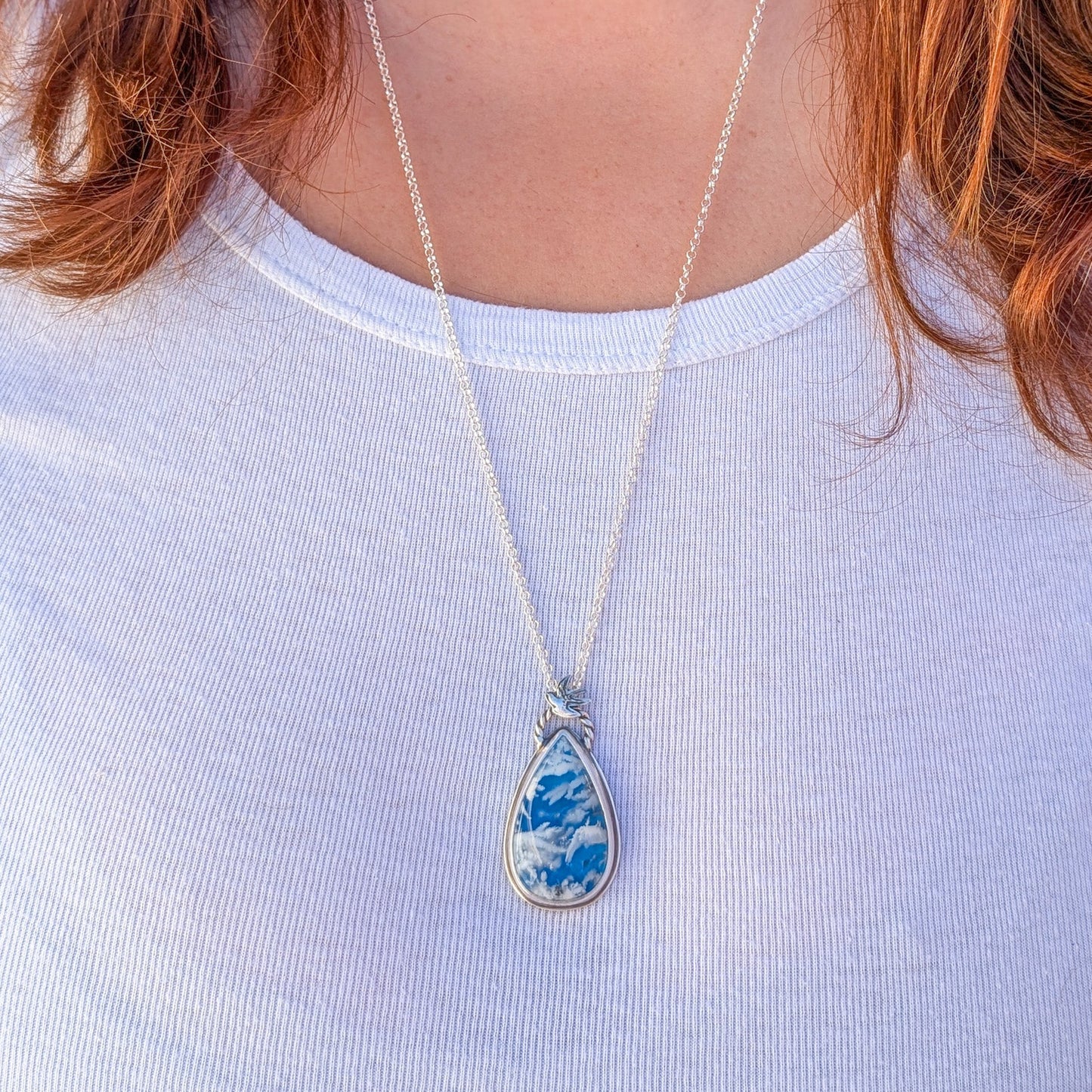 Colgante de plata con doblete de ágata pluma azul y golondrina