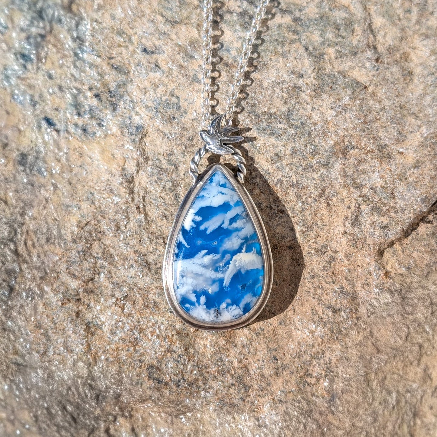 Colgante de plata con doblete de ágata pluma azul y golondrina