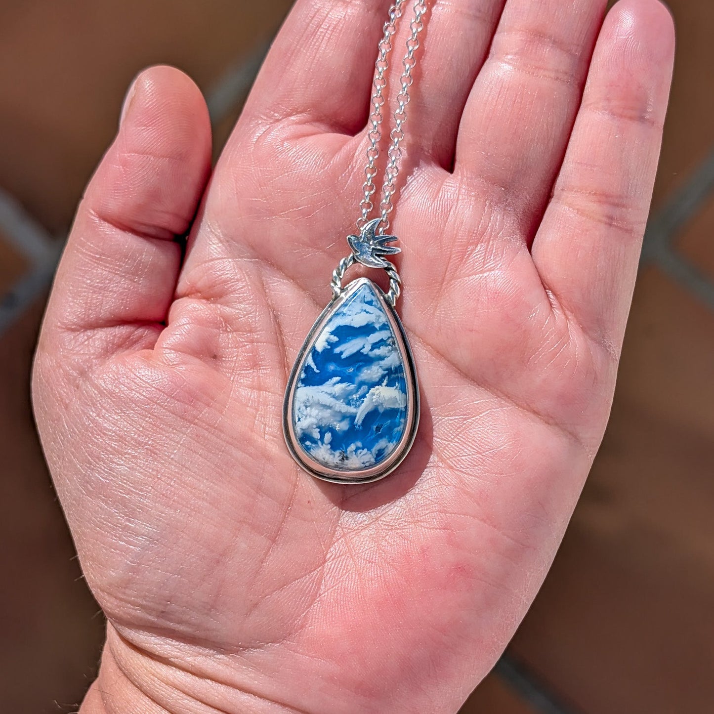 Colgante de plata con doblete de ágata pluma azul y golondrina