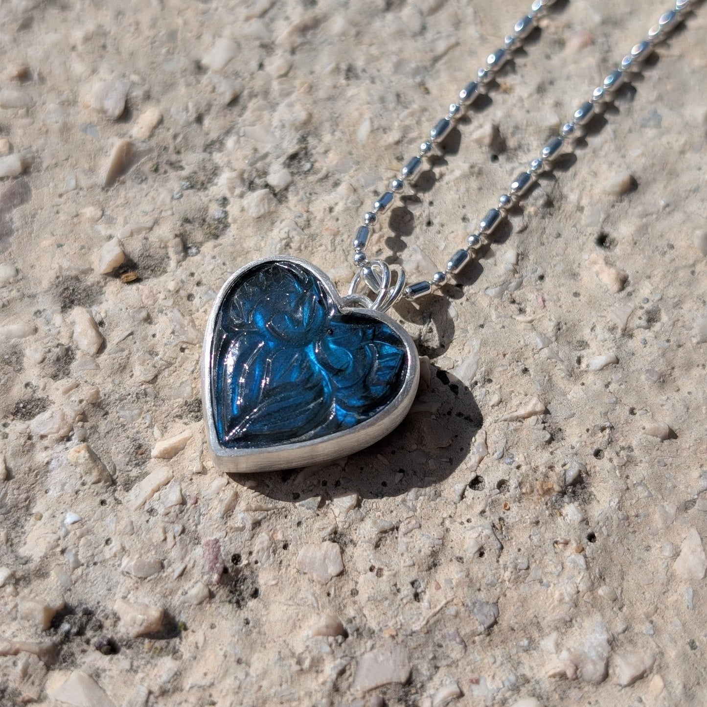 Colgante de plata con corazón de labradorita