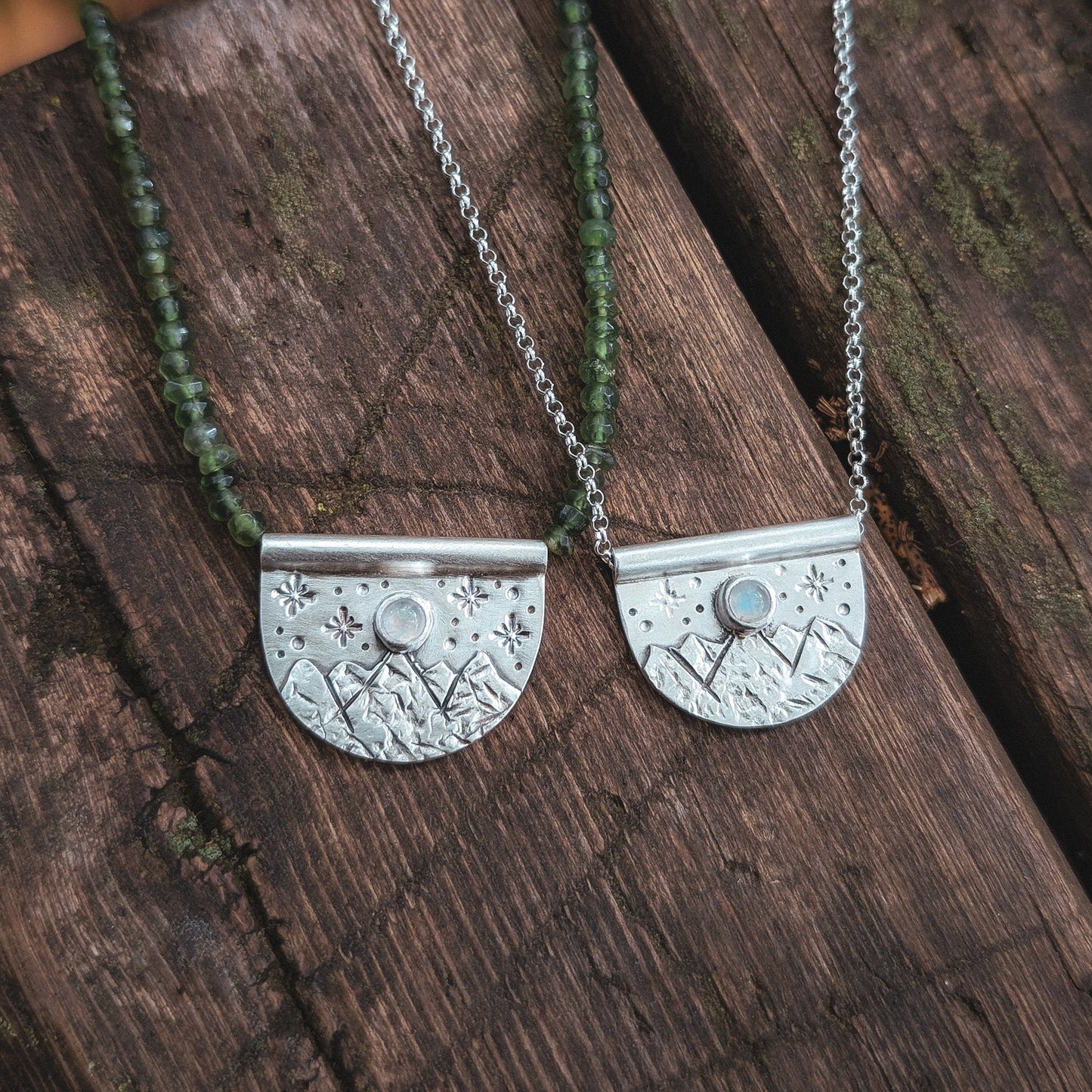 Colgante de plata con montañas y piedra luna