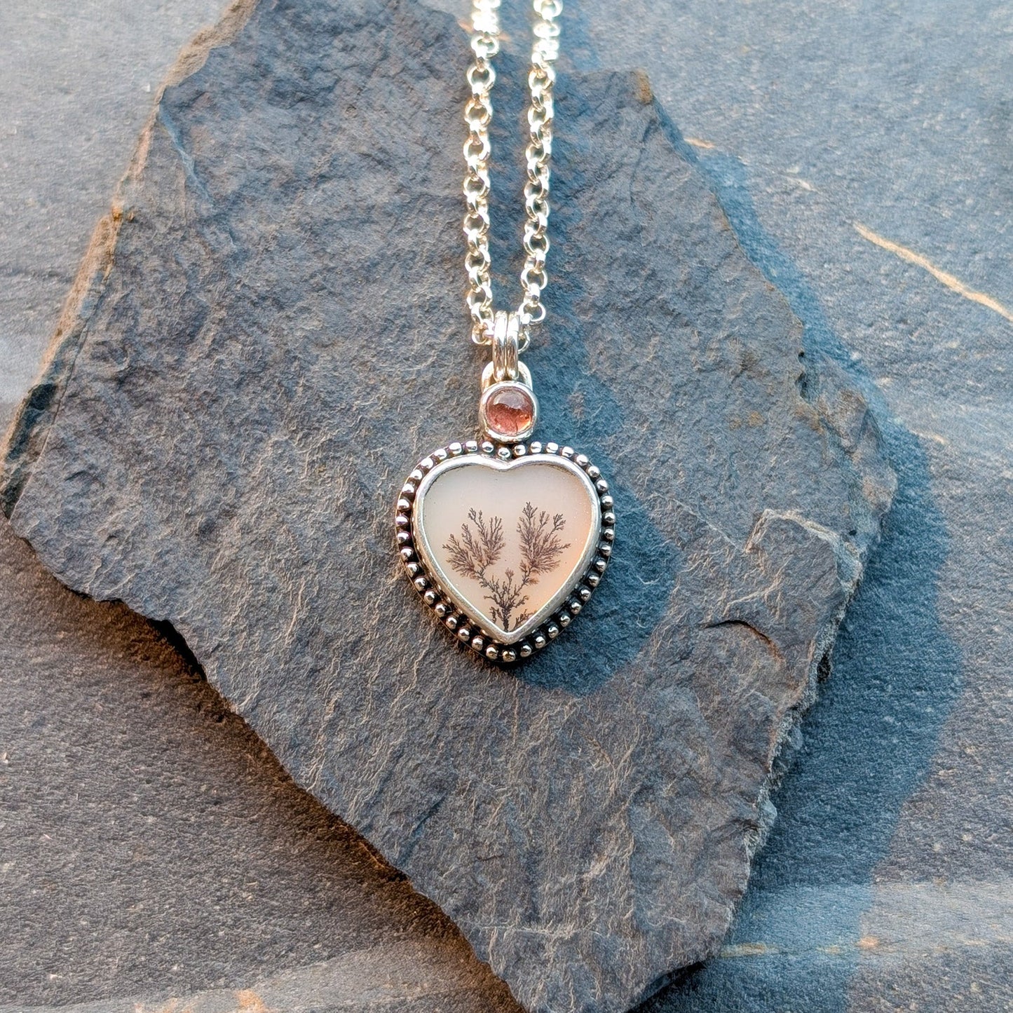 Colgante de plata y agata dendritica en forma de corazón