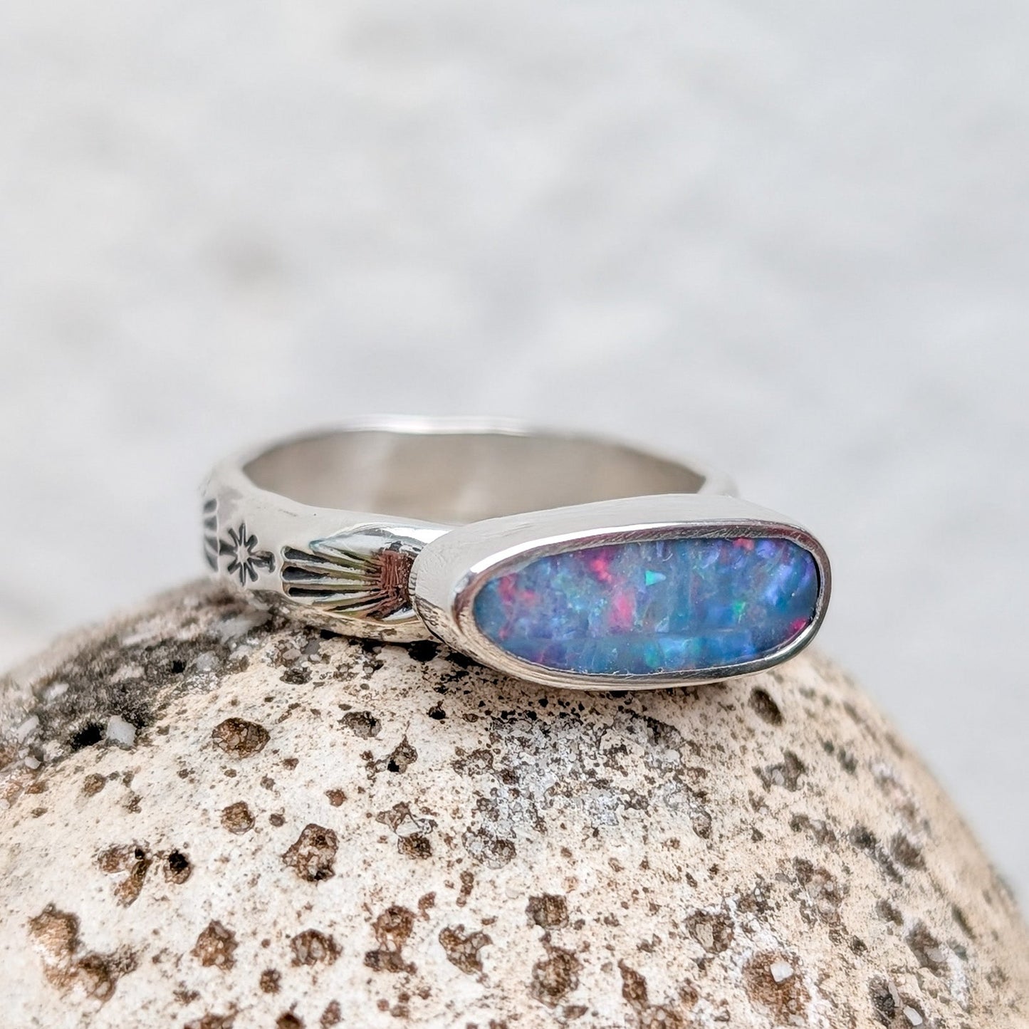 Anillo de plata con ópalo australiano hecho a mano de manera artesanal