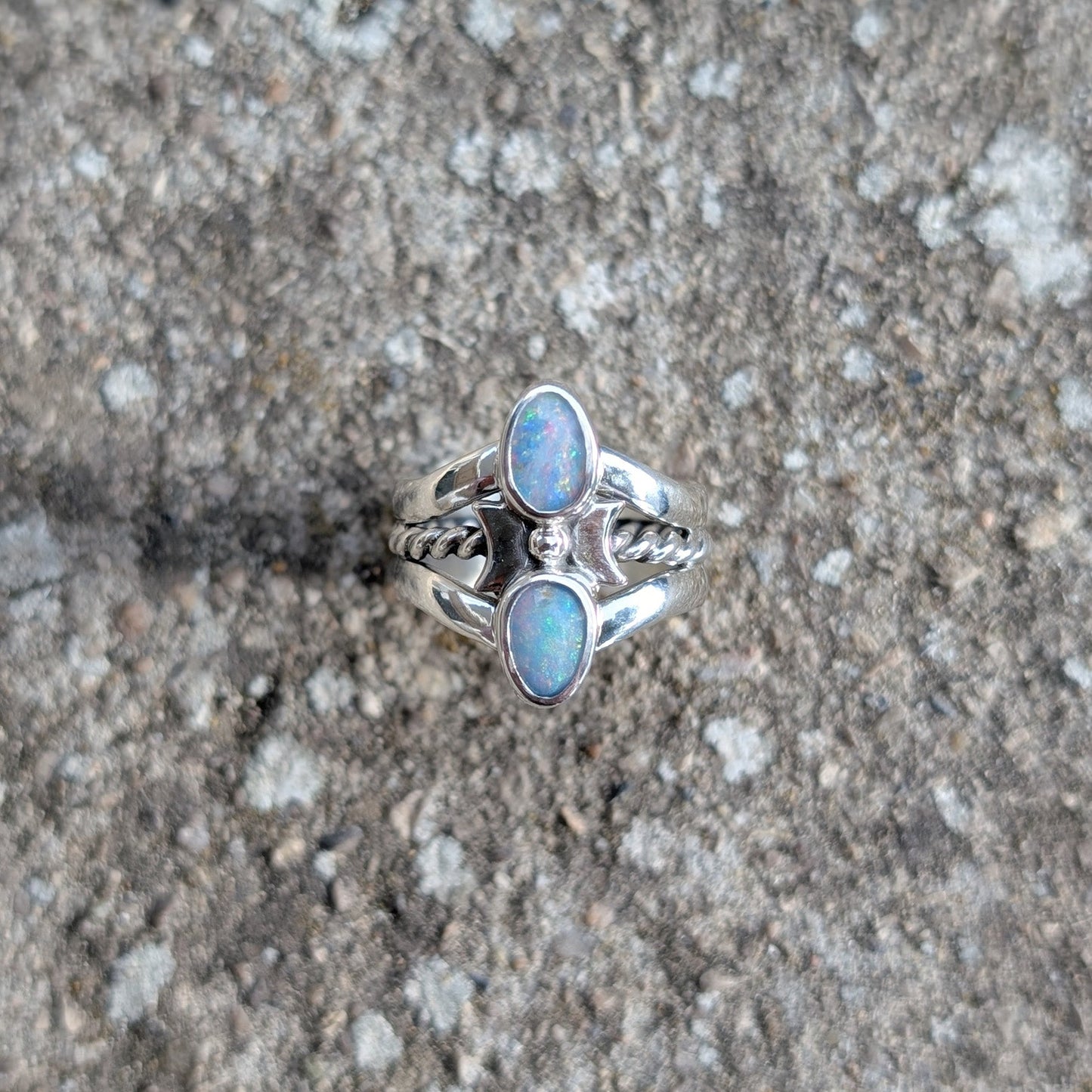 LENAH - Anillo de plata con dobletes de ópalo australiano y lunas